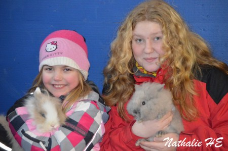 Aimée & Sofie med kaninerna.